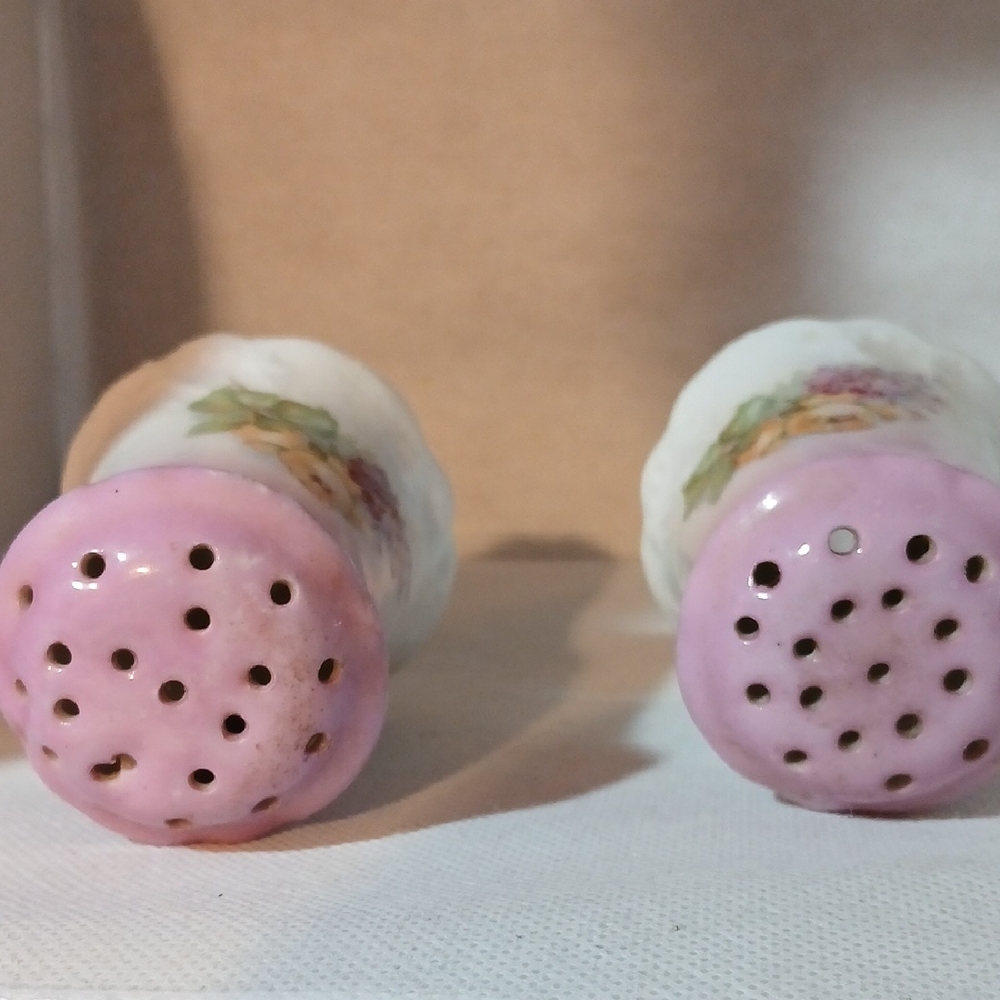 Vintage Floral Pink and White Salt and Pepper Shakers - Picture 5 of 7
